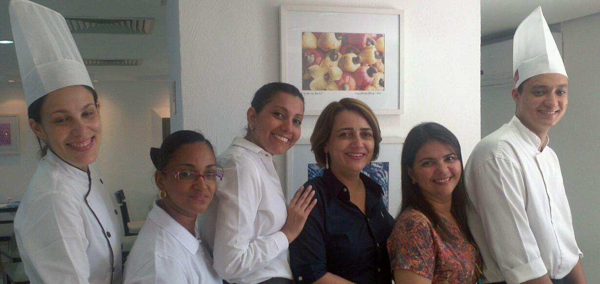 Foto com Mirtes Magalhaes e Equipe do Coffee Shop outubro 2012_hotel Mercure Recife Navegantes_ACCOR