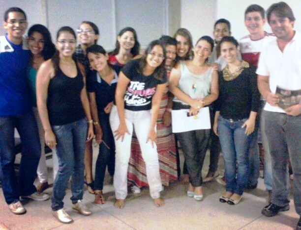 Alunos do curso comemoram com a professora Rosilei