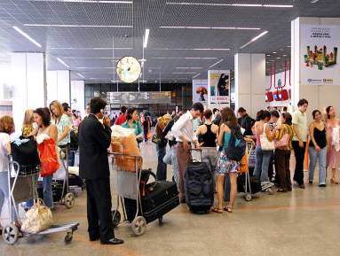 turistas no aeroporto